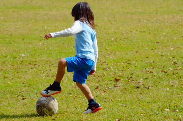 サッカー初心者の練習メニュー【4選】子供は1日30分の積重ねが超大事 | 子供のサッカー選手になる【夢】を全力応援